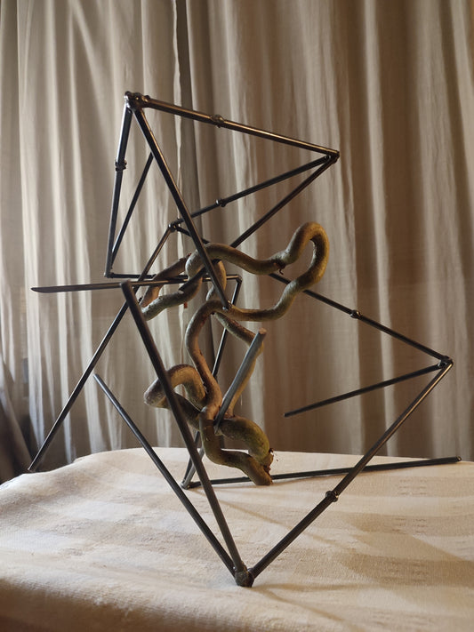 Sculpture acier soudé & bois d’hamamélis (2024) – Œuvre contemporaine géométrique & organique | Meubles d’Or