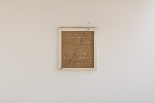 Morning Song – Sculpture murale en plâtre, fil de pêche & vigne - 50x50 cm - 2024