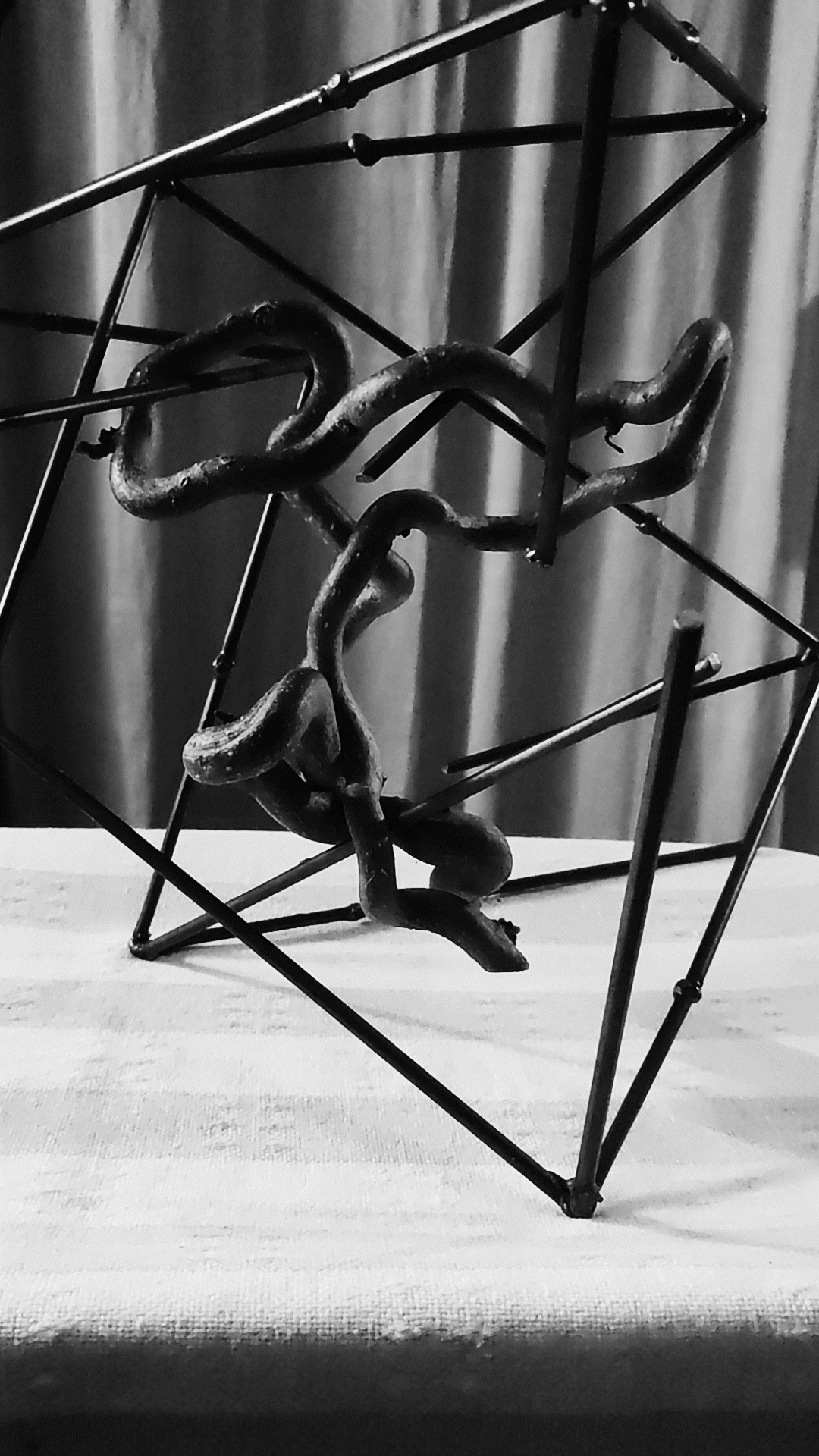 Sculpture acier soudé & bois d’hamamélis (2024) – Œuvre contemporaine géométrique & organique | Meubles d’Or