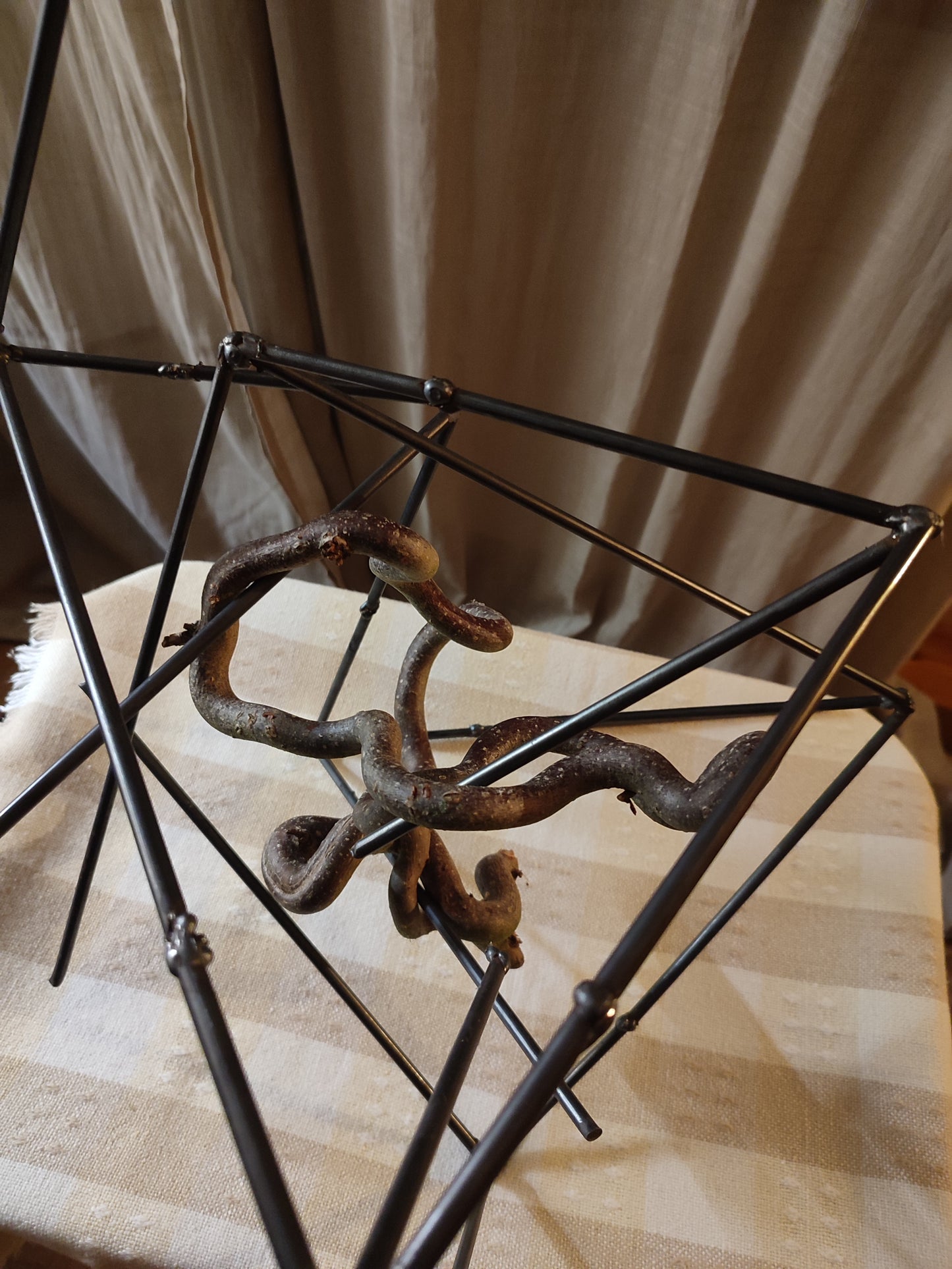 Sculpture acier soudé & bois d’hamamélis (2024) – Œuvre contemporaine géométrique & organique | Meubles d’Or
