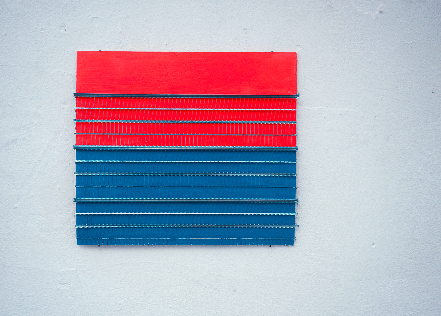 Composition rouge & bleue – Peinture contemporaine acrylique & métal sur bois (2025) | Meubles d’Or