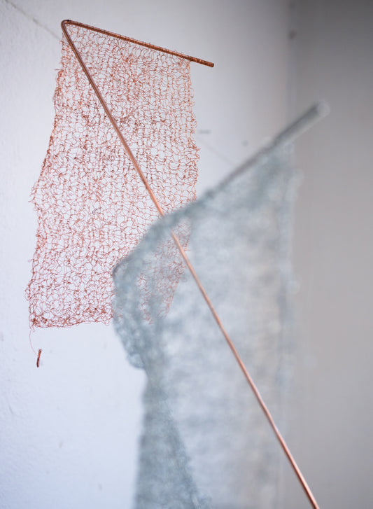 Sculpture contemporaine en cuivre et aluminium – Équilibre aérien | Meubles d'Or