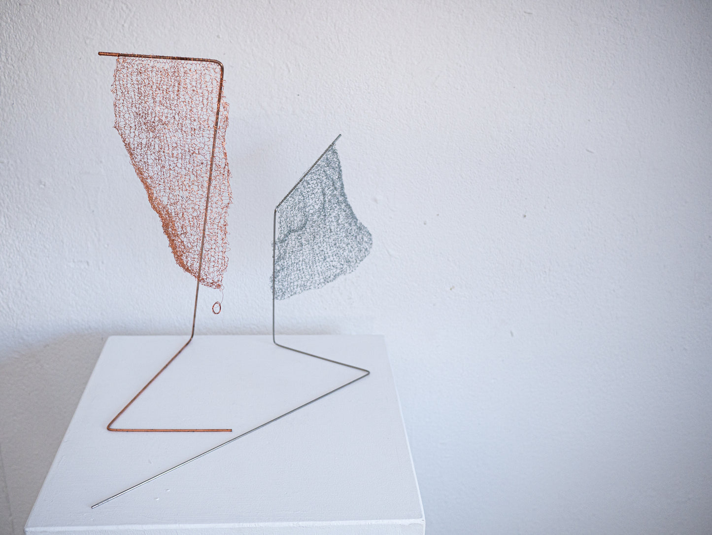 Sculpture contemporaine en cuivre et aluminium – Équilibre aérien | Meubles d'Or