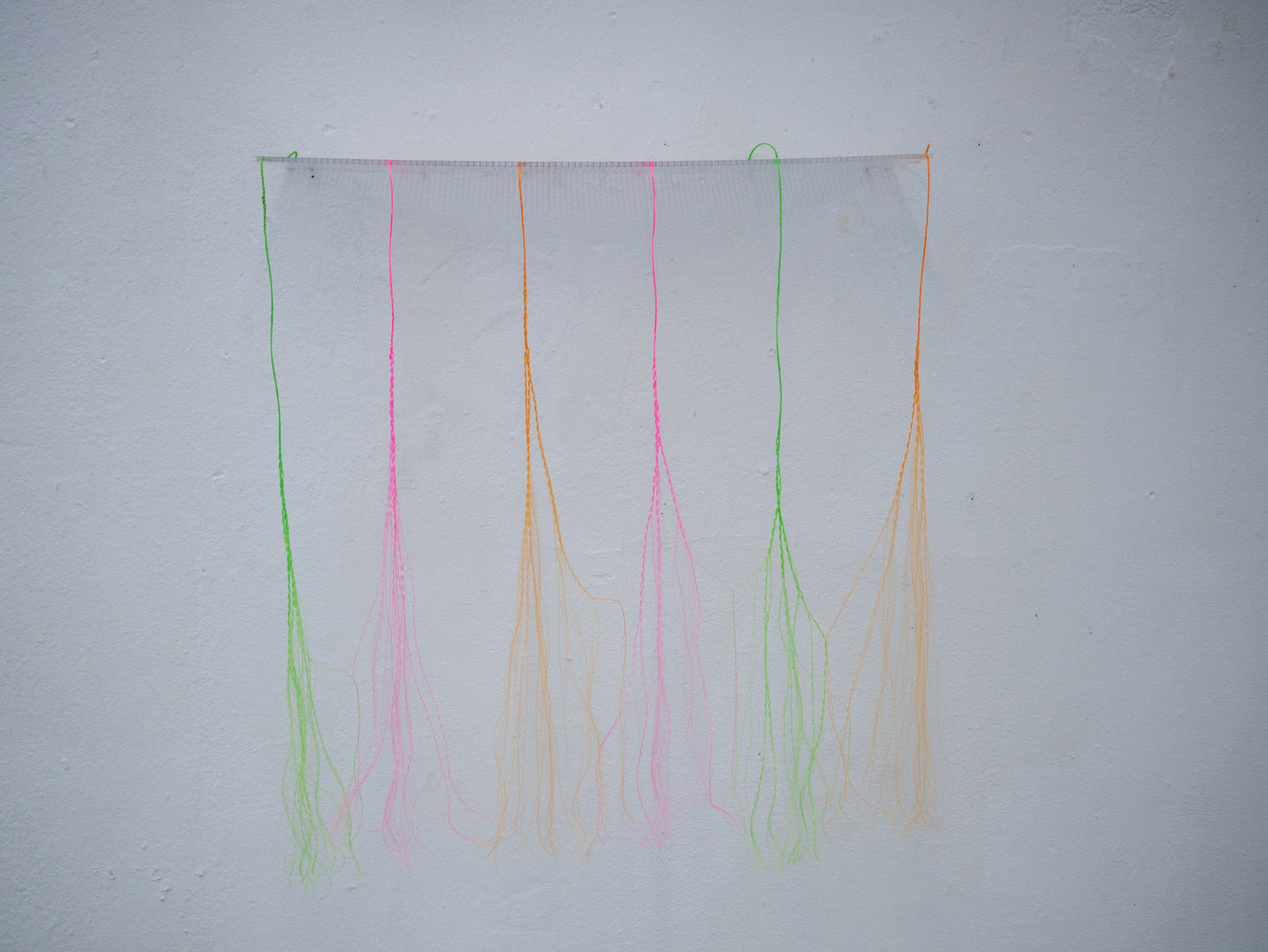Panneau bi-mural en acrylique, nylon & acier (2025) – Installation contemporaine | Meubles d’Or