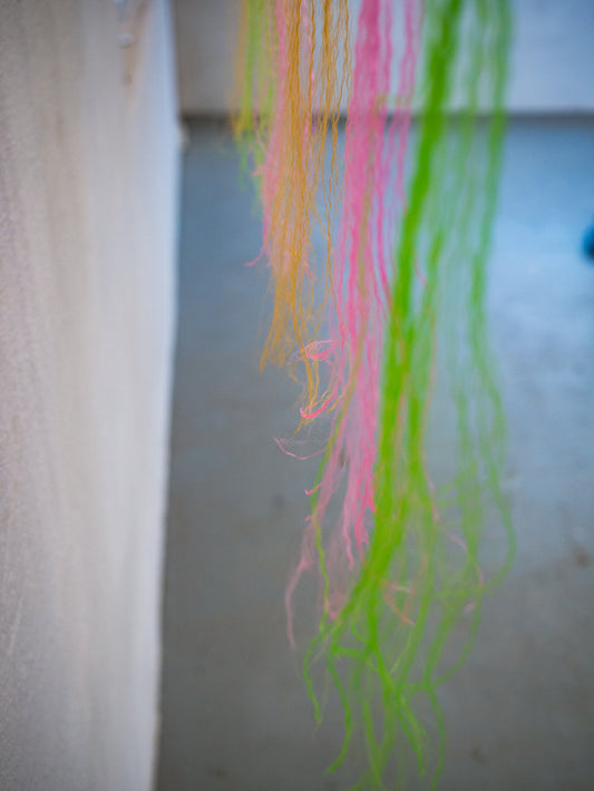 Panneau bi-mural en acrylique, nylon & acier (2025) – Installation contemporaine | Meubles d’Or