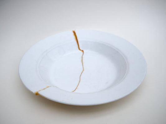 Not a broken plate – Objet en céramique contemporaine (2025) | Meubles d’Or